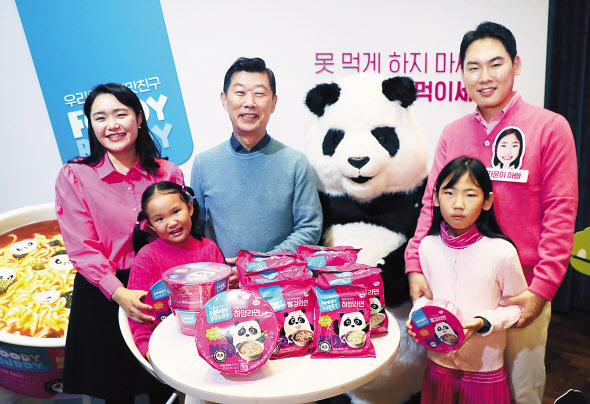 김홍국(왼쪽 세 번째) 하림그룹 회장이 1일 서울 강남구 CGV청담씨네시티에서 진행된 하림의 어린이 전용 HMR(가정간편식) 브랜드 ‘푸디버디’론칭 행사에서 제품 개발에 참여한 직원 가족과 기념촬영을 하고 있다. 김희량 기자