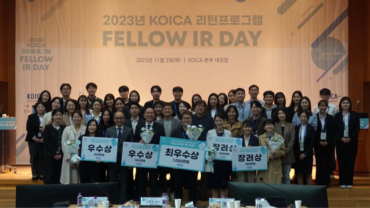 2일 코이카 본부 대강당에서 개최된 '리턴프로그램 펠로우 IR데이'에 참가한 (예비) 창업 기업가와 임팩트 투자사 임원진, 코이카 직원, 코이카 글로벌 서포터즈 위코(일반국민) 등 참가자들이 기념사진을 촬영하고 있다. [코이카 제공]