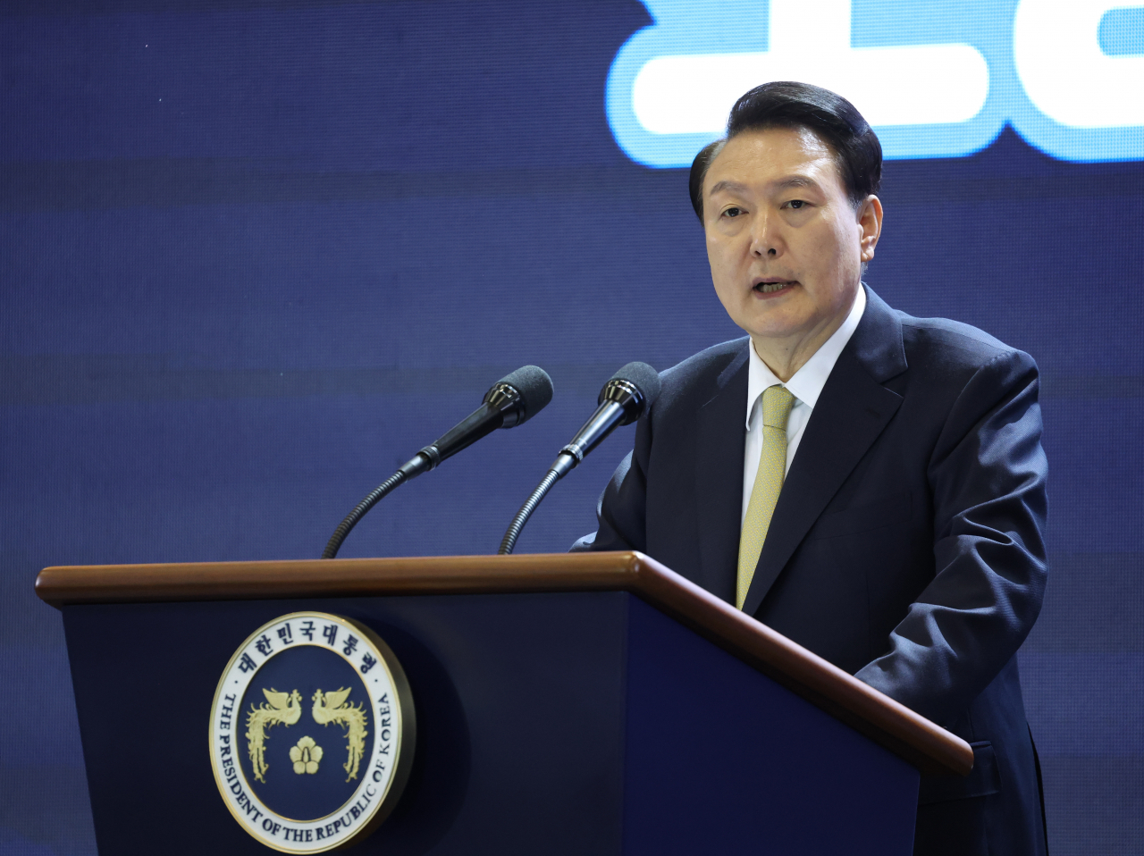 윤석열 대통령이 3일 경기도 고양시 킨텍스에서 열린 2023 대한민국 소상공인대회 개막식에서 격려사를 하고 있다. [연합]