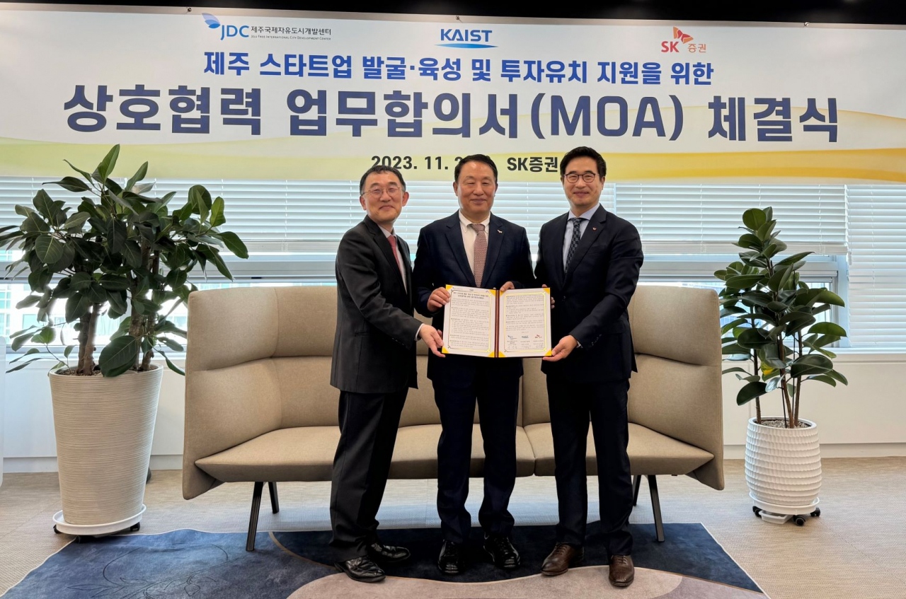이승섭(왼쪽부터) KAIST 부총장, 양영철 JDC 이사장, 전우종 SK증권 사장이 제주 스타트업 발굴·육성 및 투자유치 지원을 위한 업무 합의서(MOA) 체결식에서 기념 촬영을 하고 있다. [SK증권]