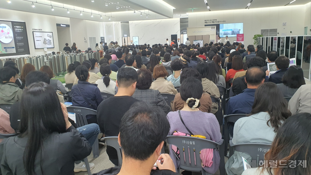 첨단3지구에 들어서는 제일풍경채 모델하우스에 예비입주자들이 청약 및 공급계약을 위해 대기하고 있다. 서인주 기자