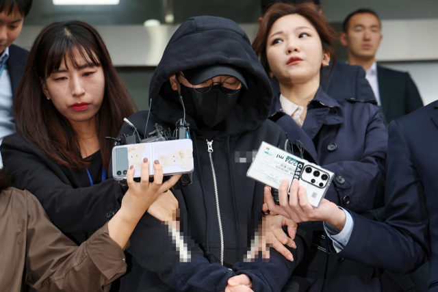 특정경제범죄가중처벌법상 사기 혐의를 받는 전청조 씨가 3일 서울 송파경찰서에서 나와 검찰로 송치되고 있다. [연합]