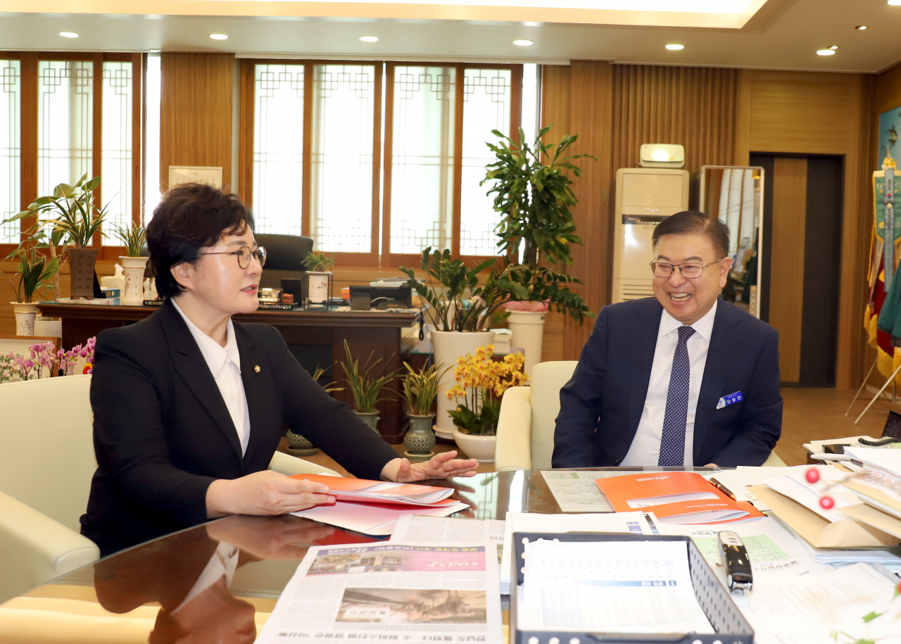강종만군수가 조수진 국민의 힘 최고위원에게 지역 현안 사업을 설명하고 예산 확충을 요청했다