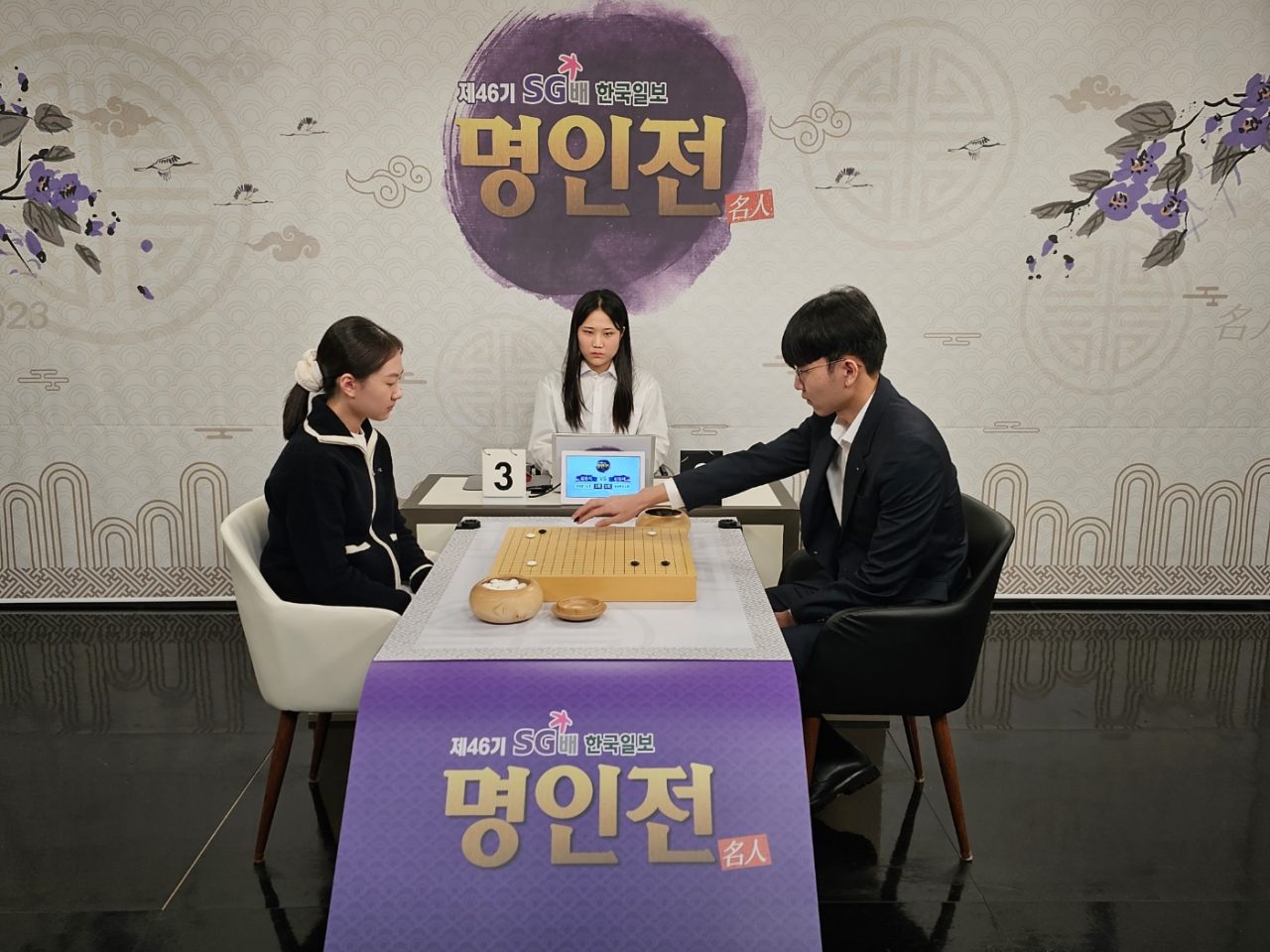 신진서 9단(오른쪽)이 김은지 7단을 꺾고 연간 100승의 대기록을 세웠다.[한국기원 제공]