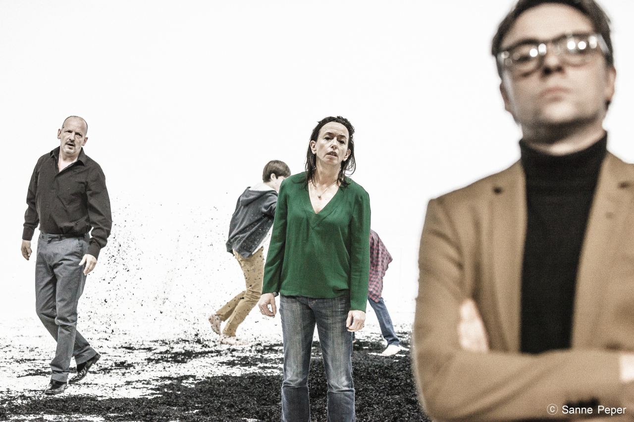 Simon Stone's production of Euripides’ “Medea” (Sanne Peper)