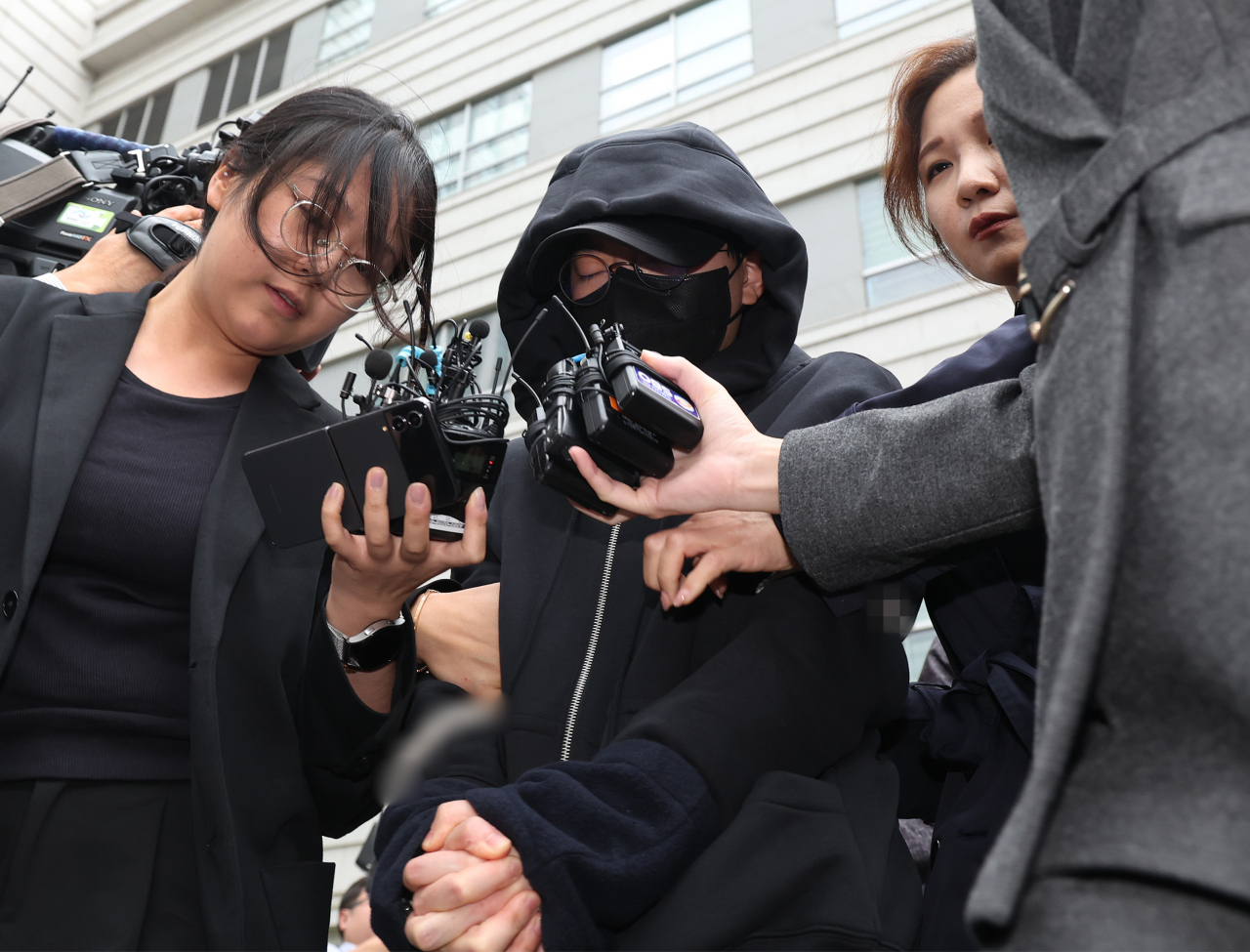 전 펜싱 국가대표 남현희씨 재혼 상대로 알려진 뒤 사기 의혹이 확산한 전청조씨가 3일 오후 서울동부지법에서 열린 영장실질심사을 마친 뒤 법원을 나서고 있다. 연합뉴스