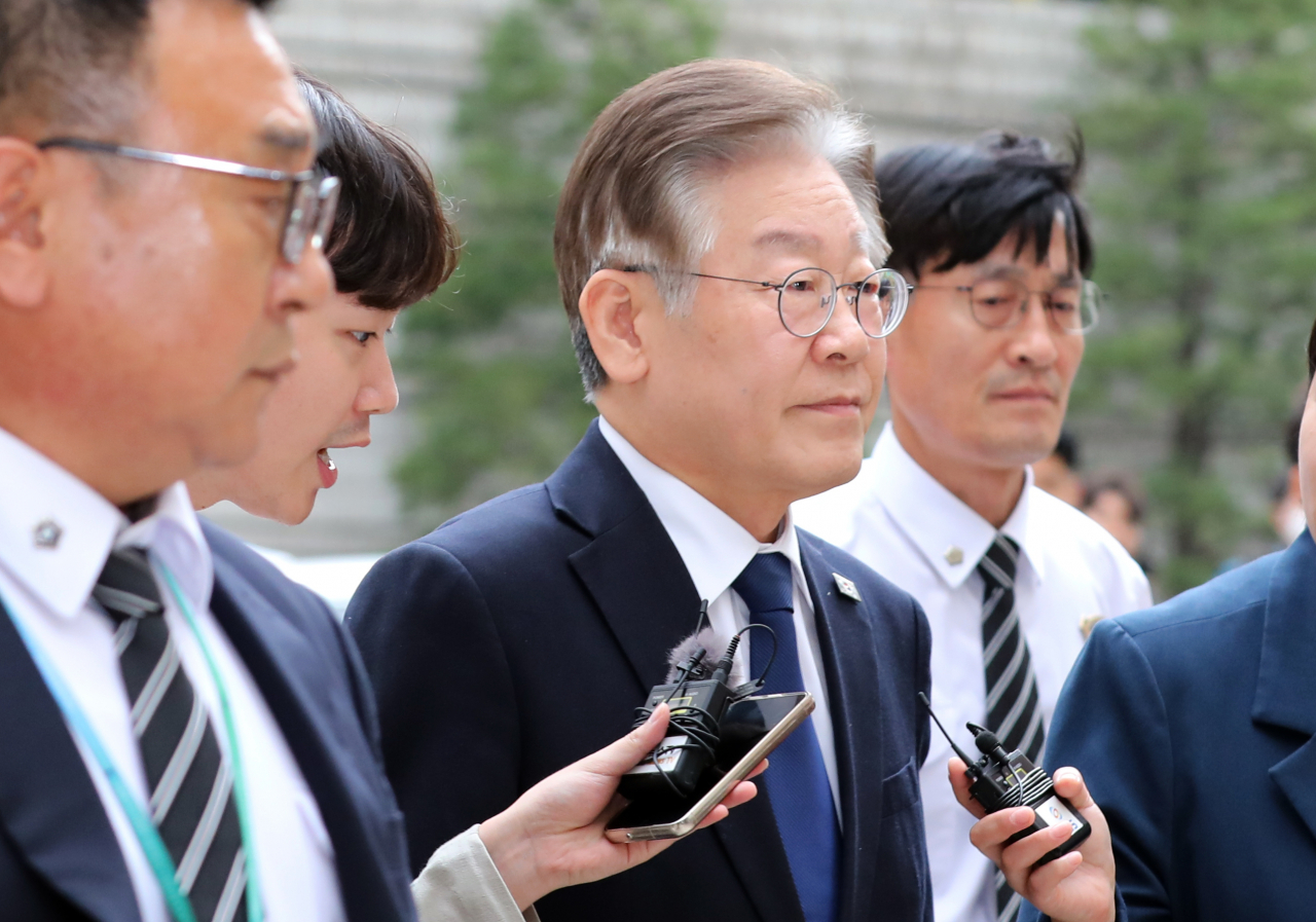 더불어민주당 이재명 대표가 3일 오후 서울중앙지방법원에서 열린 '대장동 배임·성남FC 뇌물' 관련 1심 4회 공판에 출석하고 있다. 연합뉴스