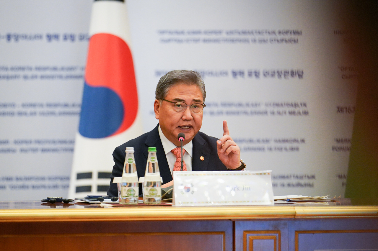 박진 외교부 장관이 1일(현지시간) 투르크메니스탄 아시가바트에서 열린 제16차 한-중앙아 협력 포럼에서 발언하고 있다. [외교부 제공]
