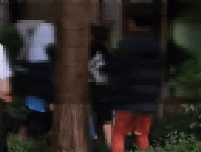 A 씨가 온라인 커뮤니티에 올린 남편이 폭행당하는 모습. 주변에 아이들이 있는데 회색 옷을 입은 남성이 한 남성을 폭행하는 것이 보인다.[보배드림 캡처]