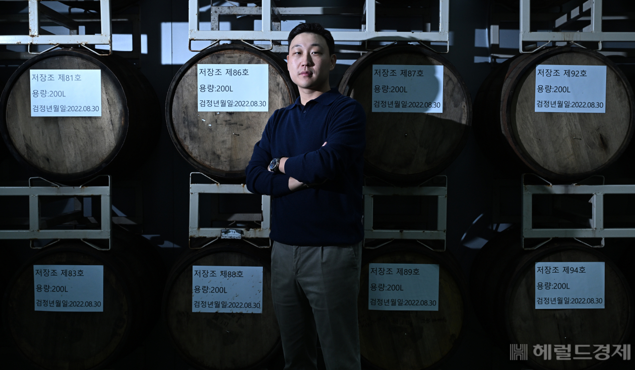 박승원 오리지널비어컴퍼니 대표가 지난달 25일 수제맥주를 만드는 경기도 파주시 오리지널비어컴퍼니 양조장에서 포즈를 취하고 있다. 사진=임세준 기자