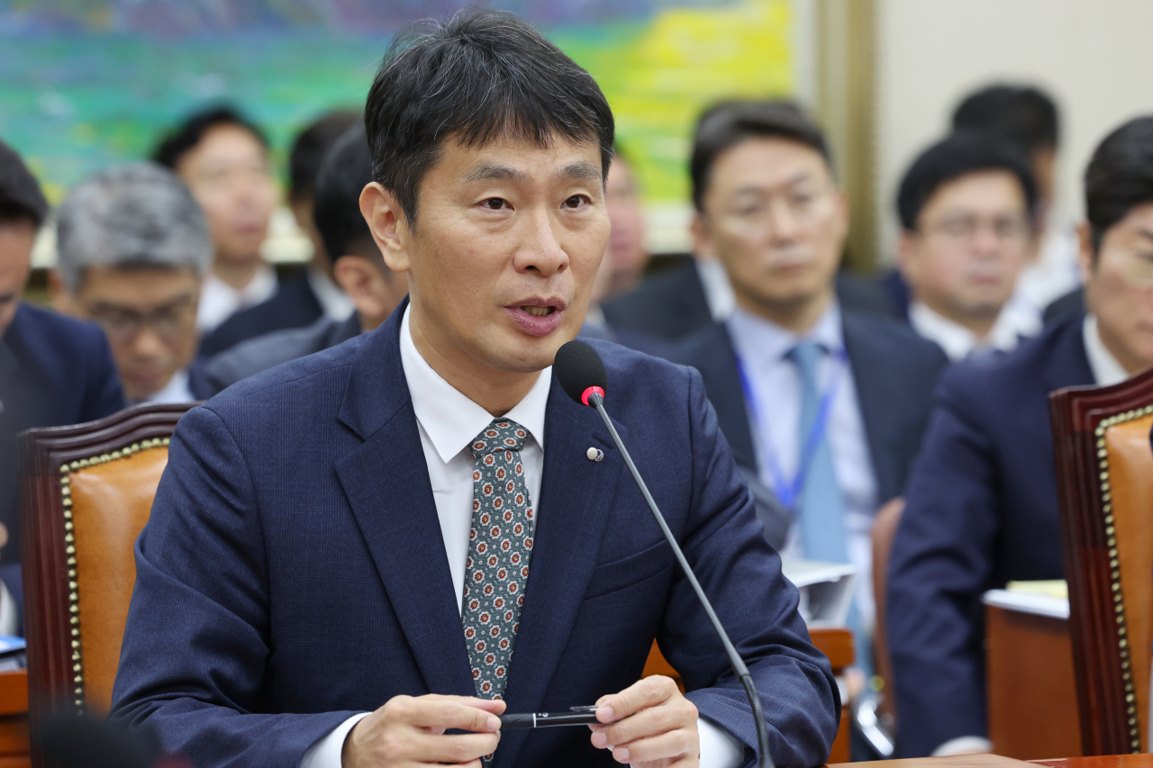 이복현 금융감독원장이 27일 국회에서 열린 정무위원회 국정감사에서 의원 질의에 답하고 있다.[연합]