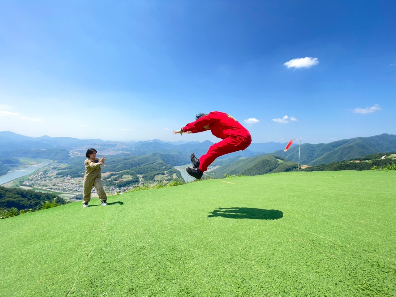 Paragliders pose for photos at Parastory's take-off area at Danyang-gun, North Chungcheong Province. (Parastory)