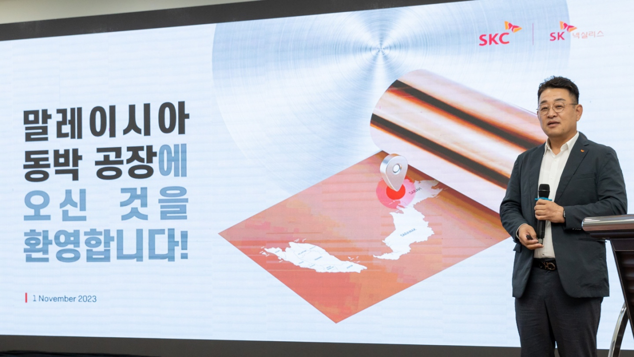 신동환 SK넥실리스 말레이시아 법인장이 지난 1일 취재진에게 공장 현황에 대해 설명하고 있다. [SKC 제공]