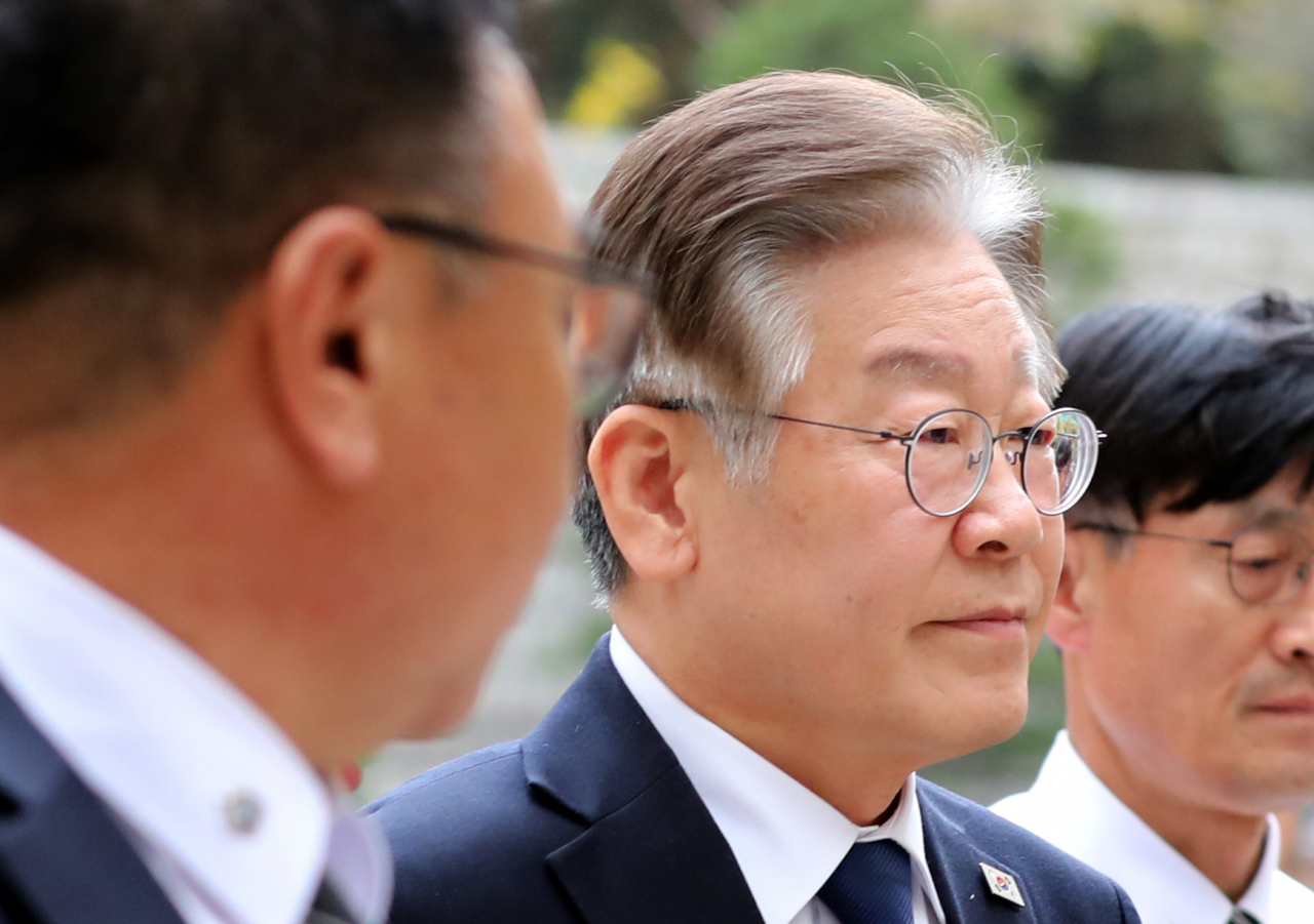 이재명 더불어민주당 대표가 3일 오후 서울중앙지방법원에서 열린 '대장동 배임·성남FC 뇌물' 관련 1심 4회 공판에 출석하고 있다. [연합]
