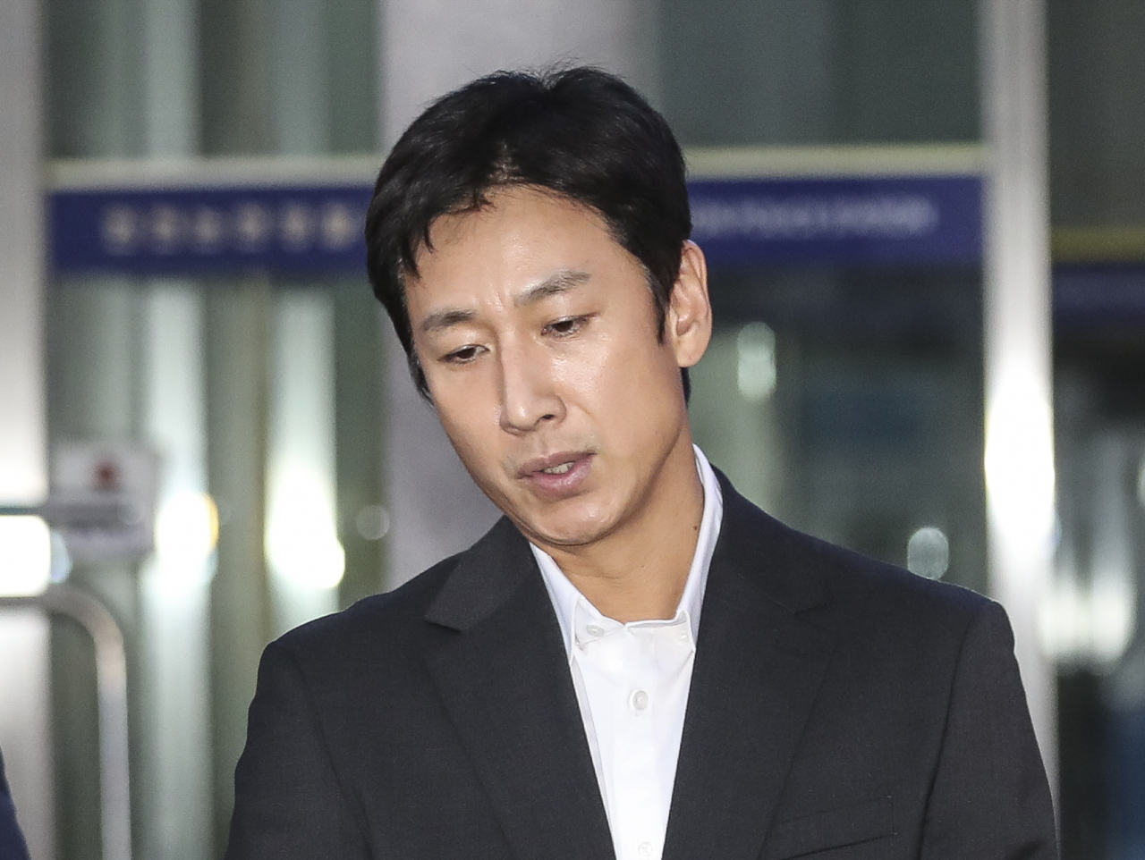 “박유천도 모발은 음성”…‘소환’ 이선균, 다리털 검사가 변수?