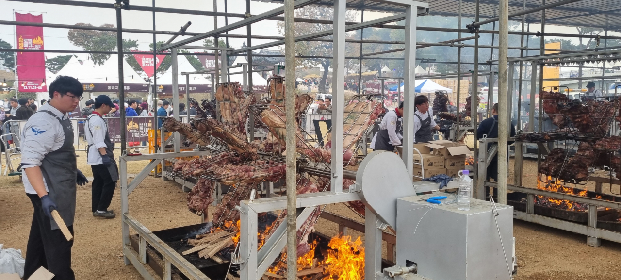 충남 토토사이트 세션군과 백종원 더본코리아 대표가 손잡고 개최한 ‘2023 글로벌 바베큐 페스티벌’ 이틀째인 4일 축제장 풍차 화덕에서 바비큐가 익어가고 있다. [연합]