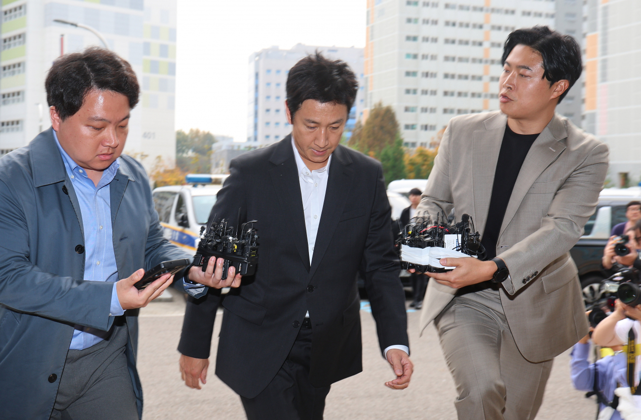 마약 투약 혐의를 받는 배우 이선균 씨가 4일 오후 인천경찰청 마약범죄수사계에 재출석하고 있다. [연합]