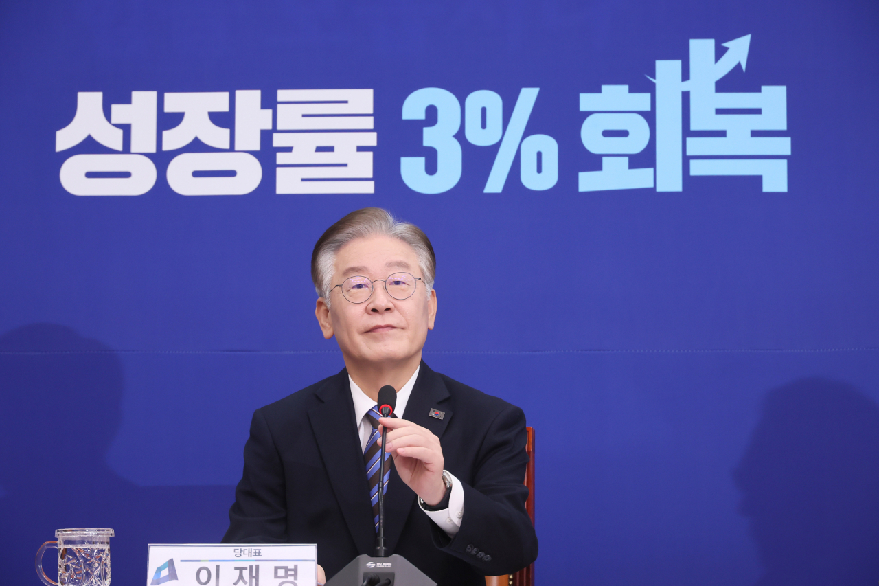 이재명 더불어민주당 대표가 2일 국회에서 민생경제 기자회견을 하고 있다. [연합]