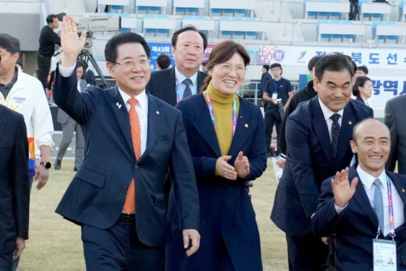 김영록 전남지사와 장미란 문체부 차관이 지난 3일 전국 장애인체전 개막식에 입장하고 있다.