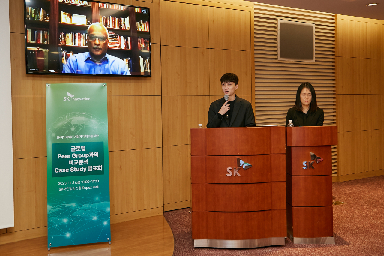 미국 애리조나 주립대학교의 카난 라마스와미(왼쪽) 교수가 지난 3일 서울 종로구 SK서린빌딩에서 열린 ‘글로벌 피어(Peer) 그룹과의 비교분석 케이스스터디’ 발표회에서 연구 결과를 발표하고 있다. [SK이노베이션 제공]