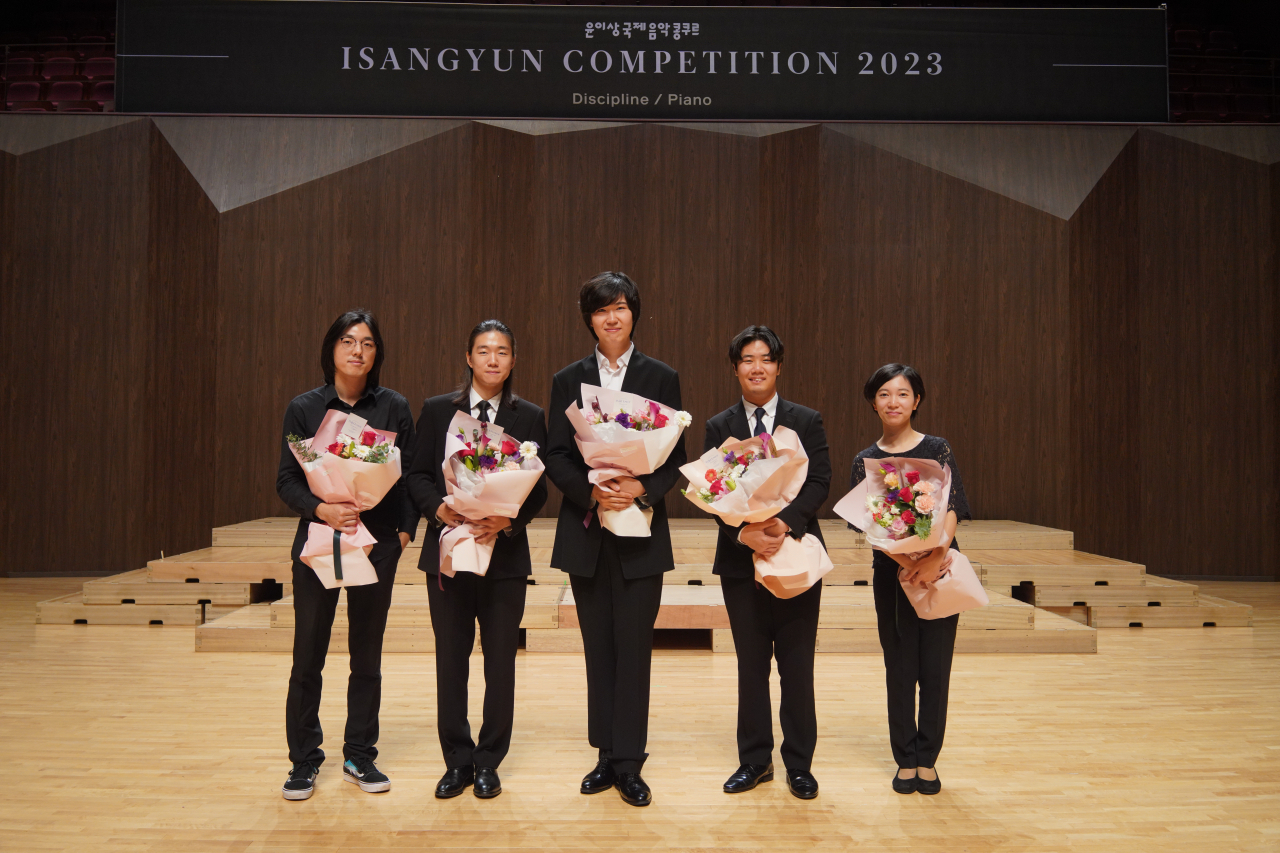 The winners of Isangyun Competition 2023, Cheng Jiarui, Chung Kyu-bin, Kim Song-hyeon, Sun Youl and Mosora Ozaki, pose for photos after an award ceremony at Tongyeong Concert Hall in Tongyeong, South Gyeongsang Province on Saturday. (Tongyeong International Music Foundation)