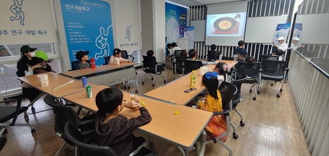 캠핑 행사에 참석한 어린이들이 과학기술 영상을 시청하고 있다.