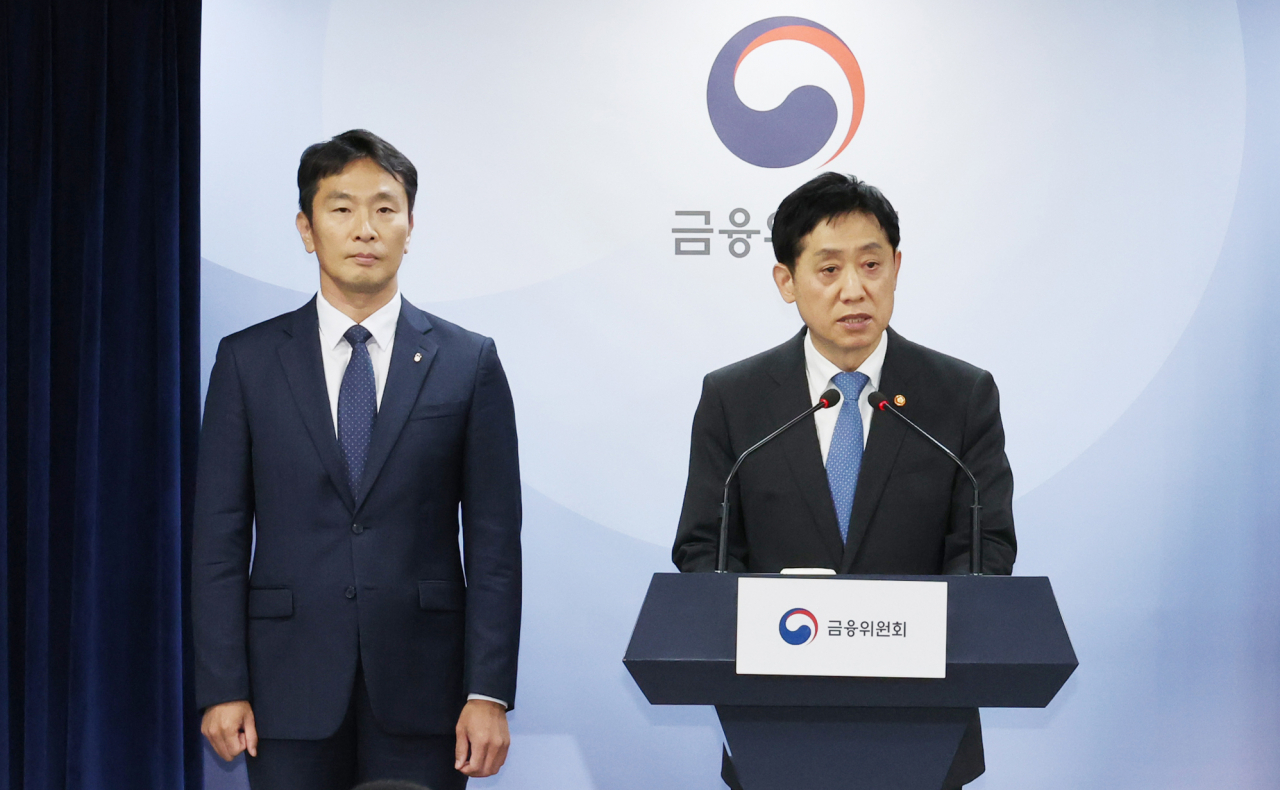김주현 금융위원장과 이복현 금융감독원장이 5일 정부서울청사에서 임시 금융위원회를 마친 뒤 내년 상반기까지 공매도를 전면 금지하겠다고 밝히고 있다. [연합]