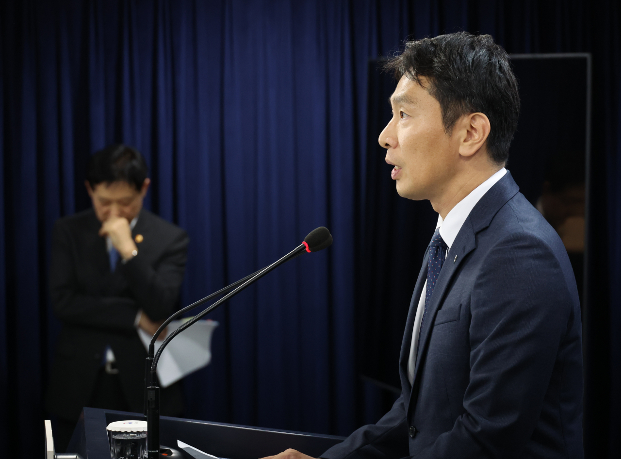 이복현 금융감독원장이 5일 정부서울청사에서 임시 금융위원회를 마친 뒤 공매도 특별 조사단을 출범한다고 밝히고 있다. [연합]