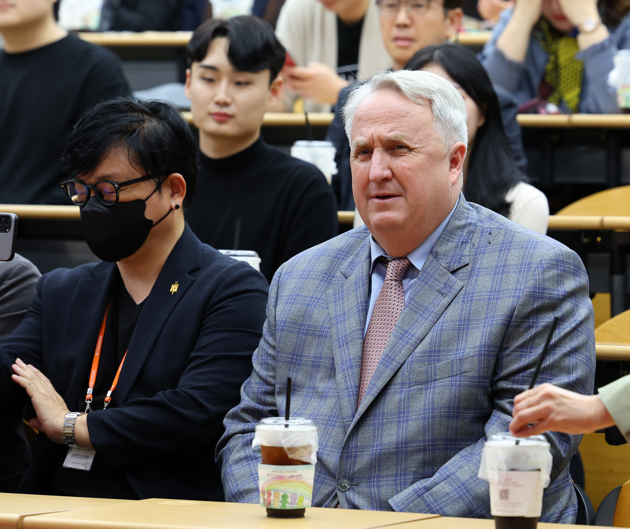 인요한(오른쪽) 국민의힘 혁신위원장이 4일 오후 부산 경성대학교에서 열린 이준석 전 대표, 이언주 전 의원이 진행하는 토크콘서트에 참석해 있다. [연합]