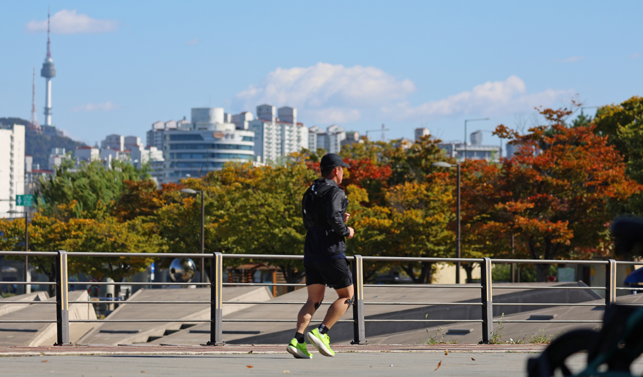 Han riverside park in Yeouido, central Seoul, on Oct. 20 (Yonhap)