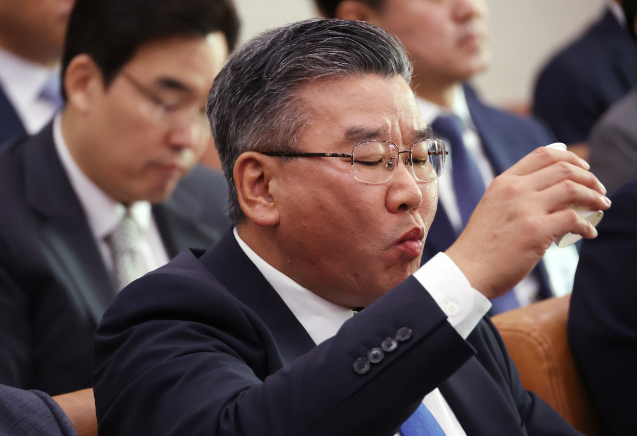 유병호 감사원 사무총장이 지난달 26일 국회에서 열린 법제사법위원회 국정감사에서 물을 마시고 있다. [연합]