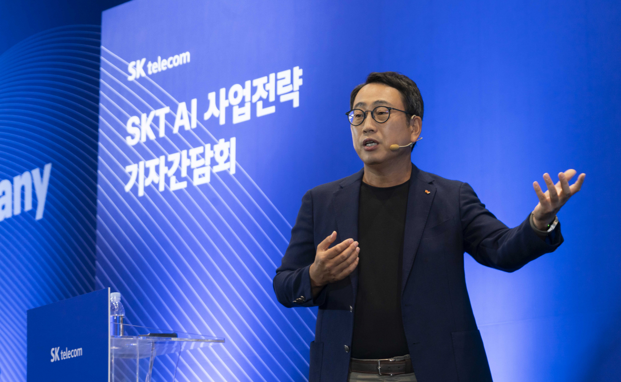 유영상 SK텔레콤 사장이 지난 9월 SKT타워 수펙스홀에서 열린 ‘SKT AI사업전략 기자간담회’에서 발표하고 있는 모습. [SK텔레콤 제공]