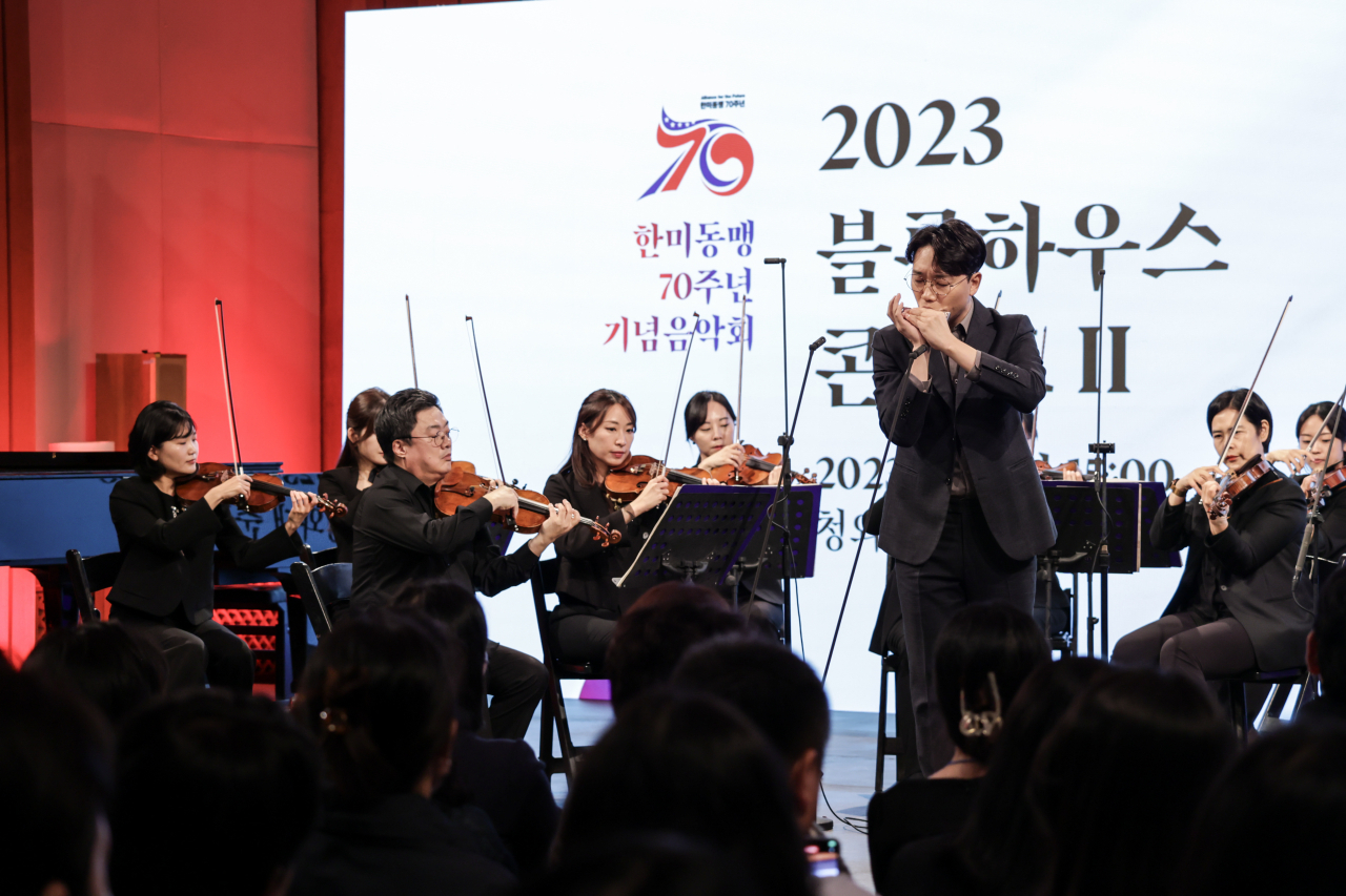 ‘마중’ 건네자 ‘매기의 추억’ 화답…눈빛으로 교감한 ‘블루하우스 콘서트’ [고승희의 리와인드]