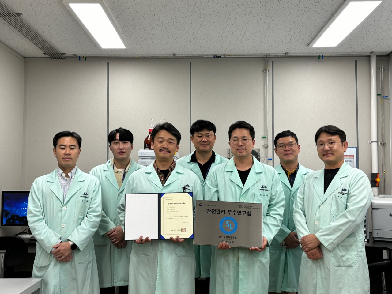 안전성평가연구소 환경안전성평가센터 연구진이 안전관리 우수연구실 현판을 들어 보이고 있다.[KIT 제공]