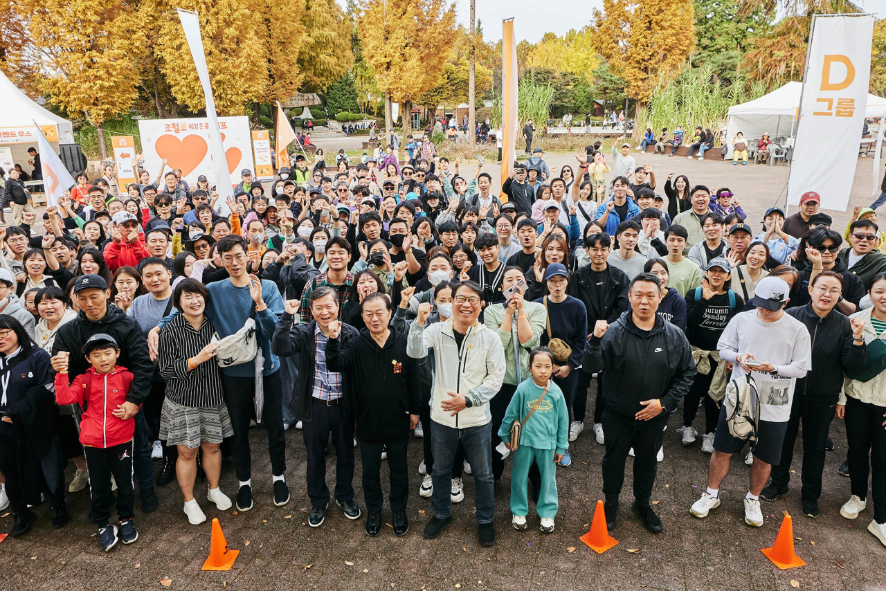 KB라이프생명사회공헌재단이 4일 서울시 광진구 서울어린이대공원에서 조혈모세포 기증을 위한 희망 걷기 대회 ‘조혈모 워킹 온 라이프'를 성황리에 개최하고 기념사진을 촬영하고 있다. [KB라이프생명 제공]