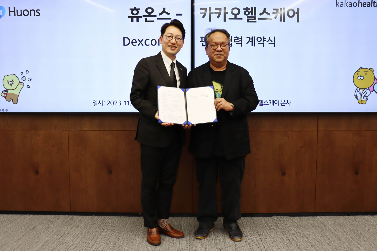 윤상배 휴온스 대표(왼쪽)와 황희 카카오헬스케어 대표가 지난 3일 성남 판교 카카오 아지트에서 덱스콤 G7 판매 위수탁 계약을 체결했다. [휴온스 제공]