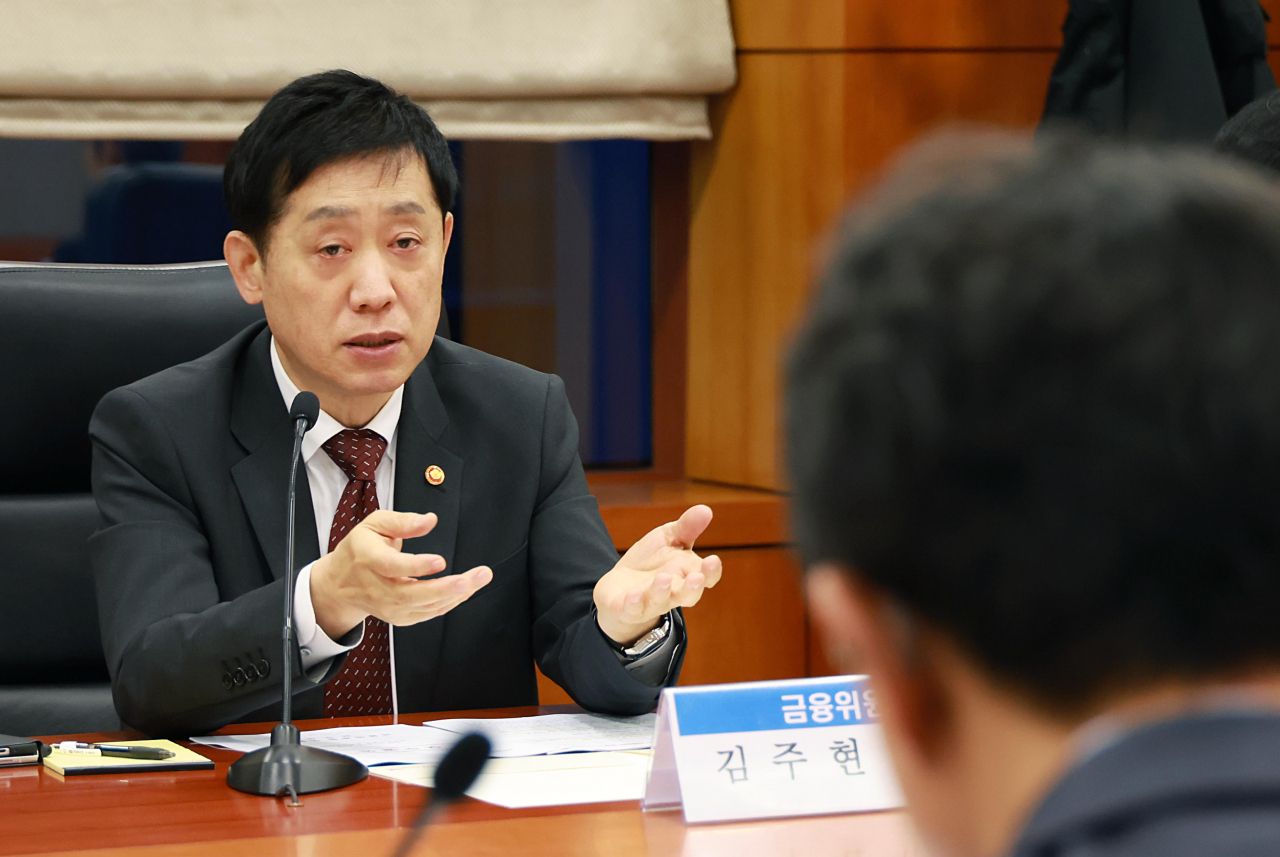김주현 금융위원장이 6일 오전 서울 여의도 금융투자협회에서 개최한 금융업권협회장 간담회에서 금융업권협회 회장단 및 한국거래소 이사장과 만나 최근 금융현안에 대해 논의했다.
