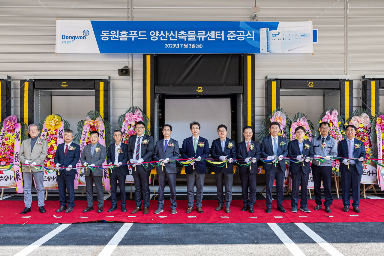 3일 경남 양산에서 열린 동원홈푸드 양산 신축 물류센터 준공식에서 정문목(왼쪽 일곱 번째) 대표와 임직원들이 기념촬영을 하고 있다. [동원홈푸드 제공]