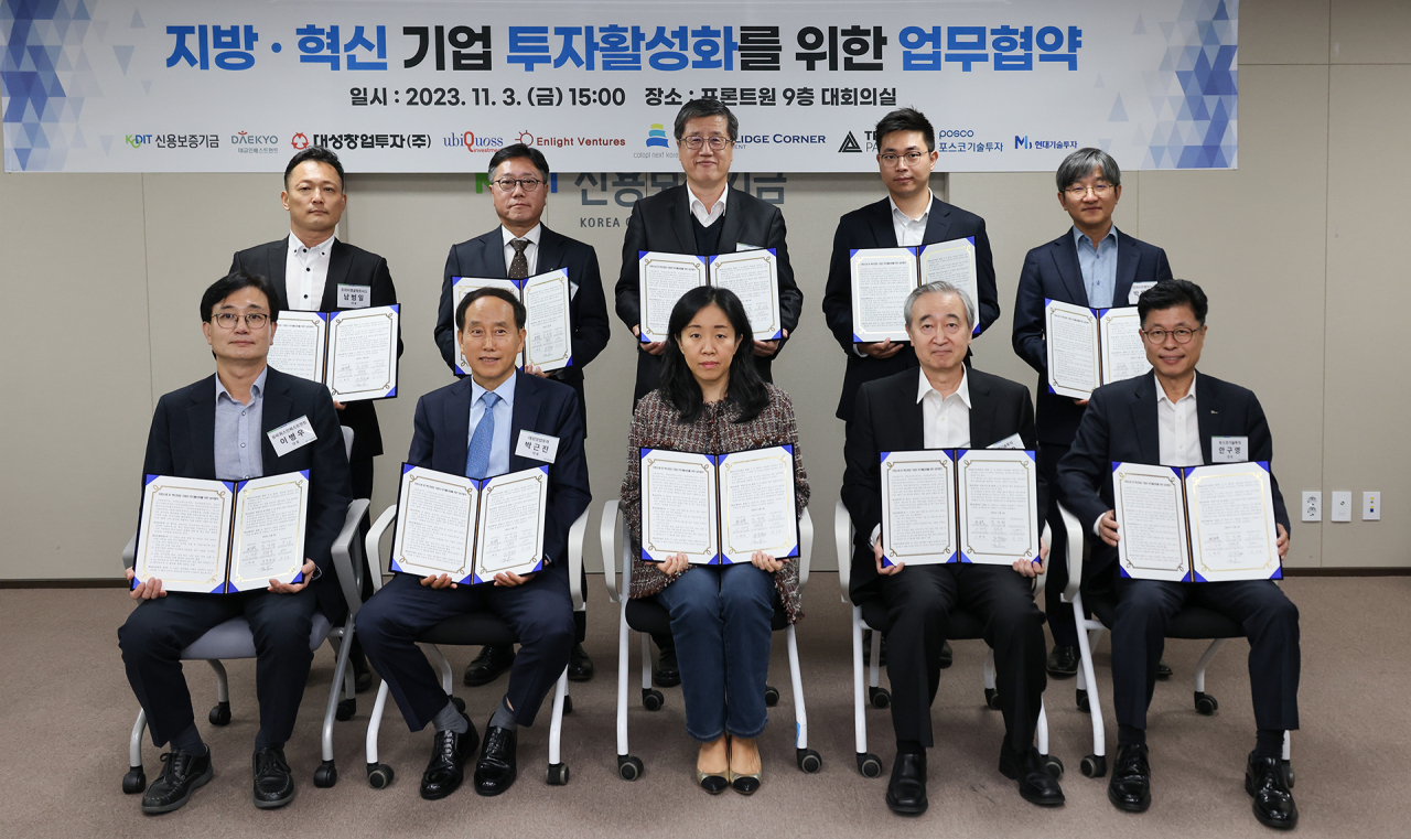 지난 3일 서울 마포 프론트원에서 개최된 ‘지방·혁신창업 기업의 투자활성화를 위한 업무협약식’에 참석한 최원목 신용보증기금 이사장(둘째 줄 왼쪽에서 세 번째)과 VC 대표 및 임직원이 기념 촬영을 하고 있다.[신용보증기금 제공]