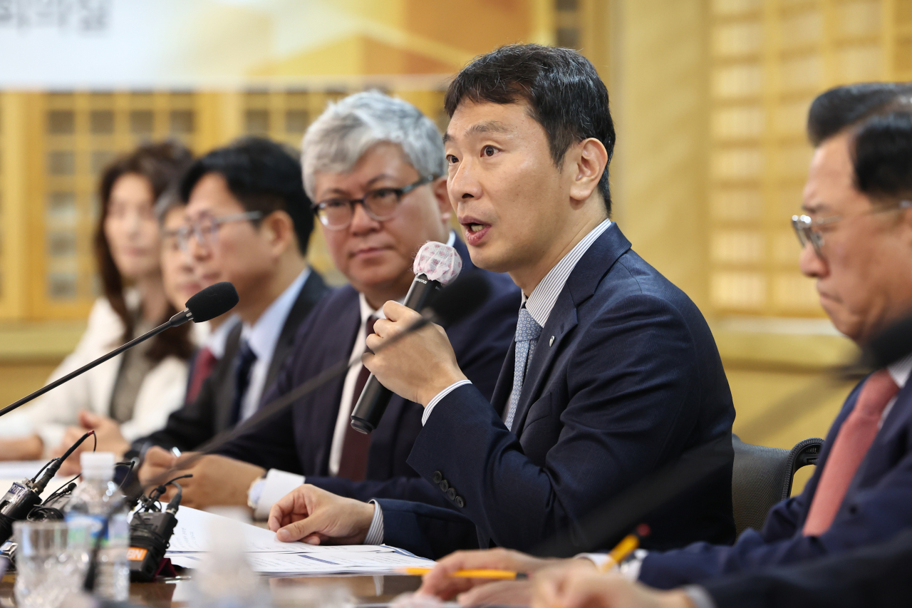 이복현 금융감독원장이 6일 오전 서울 서대문구 한국공인회계사회에서 열린 금융감독원장-회계법인 CEO 간담회에서 발언하고 있다. [연합]
