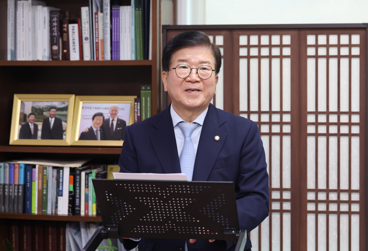 21대 국회 전반기 국회의장을 지낸 박병석 더불어민주당 의원이 6일 국회 의원실에서 총선 불출마 선언을 하고 있다. [연합]