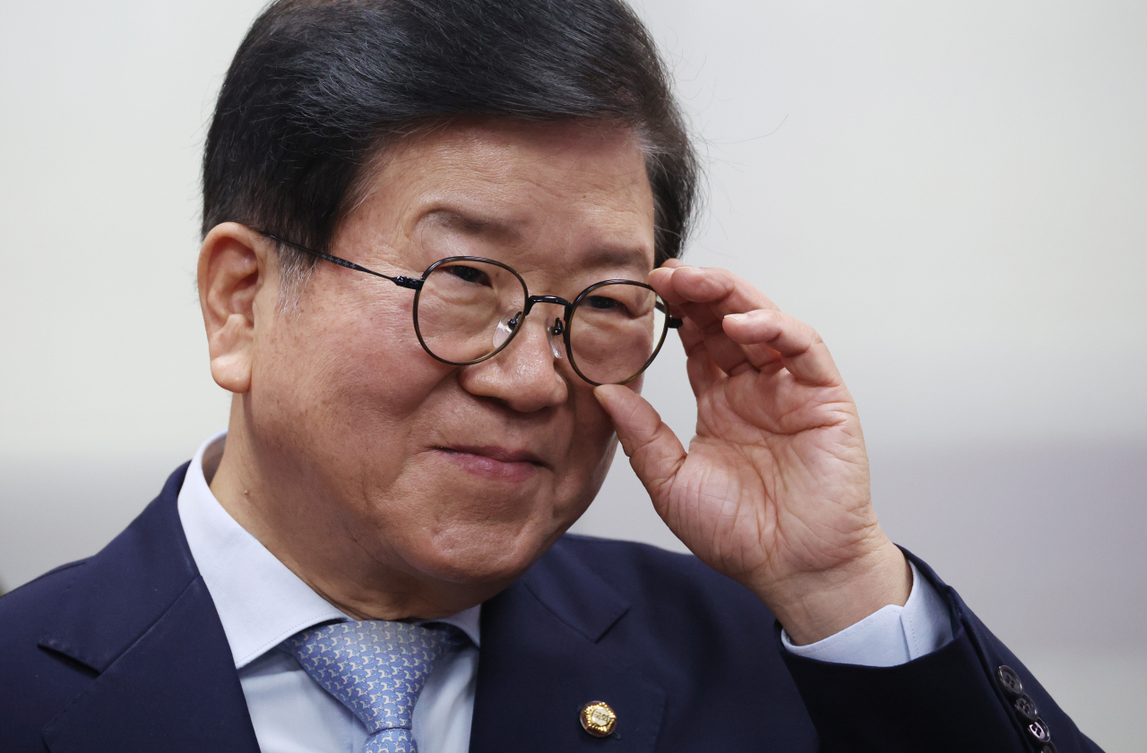 21대 국회 전반기 국회의장을 지낸 더불어민주당 박병석 의원이 6일 국회 의원실에서 총선 불출마 선언을 앞두고 안경을 고쳐쓰고 있다. [연합]
