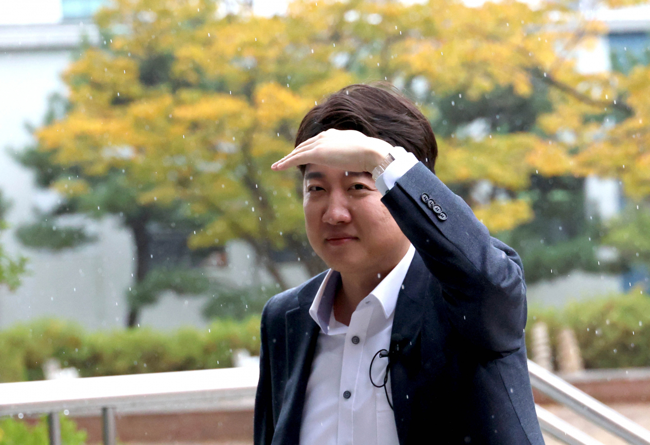 이준석 전 국민의힘 대표가 지난 4일 오후 부산 경성대학교에서 이언주 전 의원과 함께 토크콘서트를 하기 위해 행사장으로 향하고 있다. [연합]