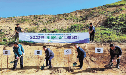 3일 경북 울진에서 열린 ‘회복의 숲’ 식수 행사에서 두나무, 한국산림복지진흥원 등 관계자가 나무를 심고 있다. [두나무 제공]