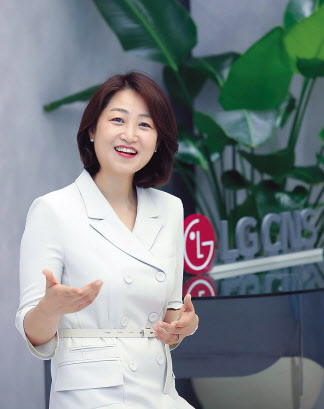 김소연 LG CNS 고객경험(CX) 디자인담당이 헤럴드경제와 인터뷰에서 ‘고객 경험’의 중요성을 강조하고 있다. [LG CNS 제공]