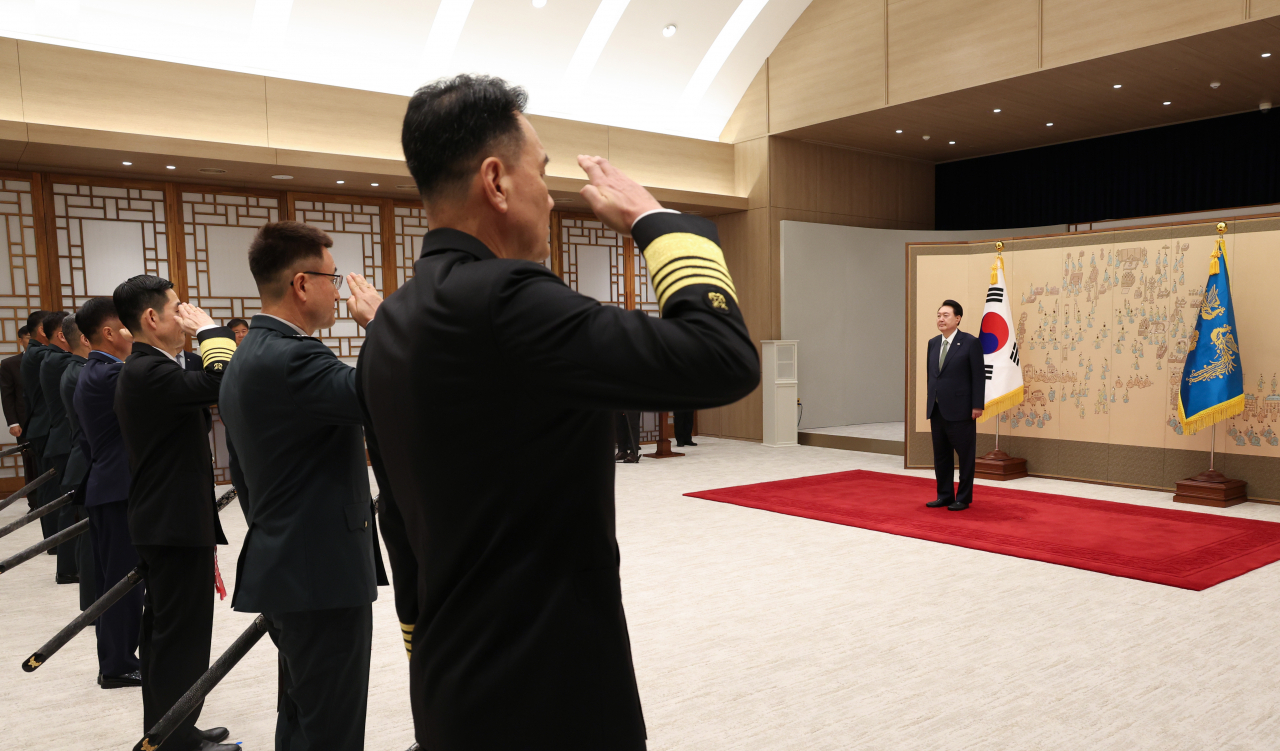 정부가 6일 중장급 이하 진급선발과 주요직위에 대한 보직인사를 단행했다. 자료사진. 지난달 30일 서울 용산 대통령실 청사에서 열린 장성 진급·보직 신고 및 삼정검 수치 수여식. [연합]