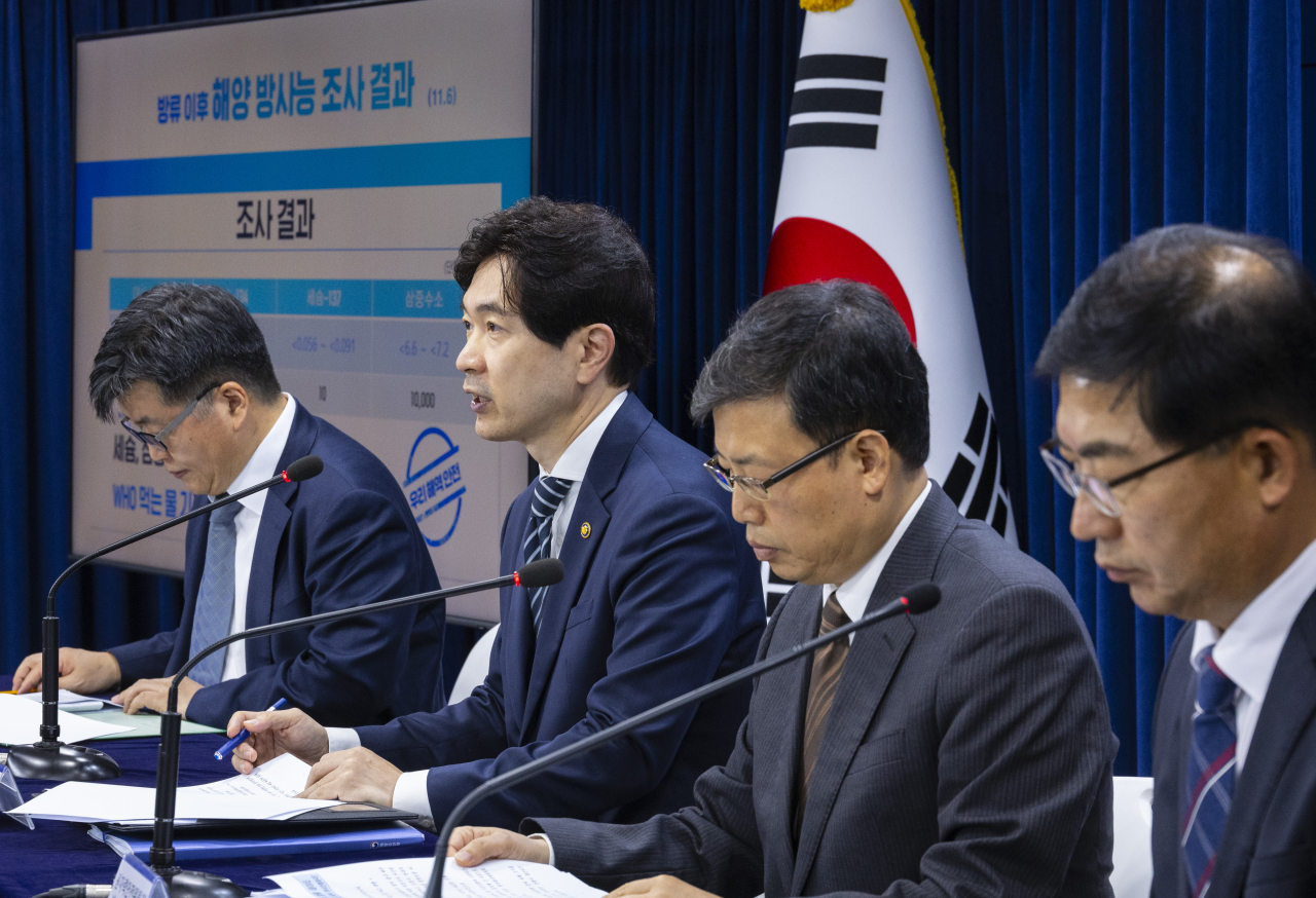 박성훈 해양수산부 차관(왼쪽 두 번째)이 6일 오전 서울 종로구 정부서울청사에서 열린 후쿠시마 원전 오염수 관련 정례브리핑에 참석해 우리 해역 수산물 안전관리 현황을 설명하고 있다. 연합뉴스