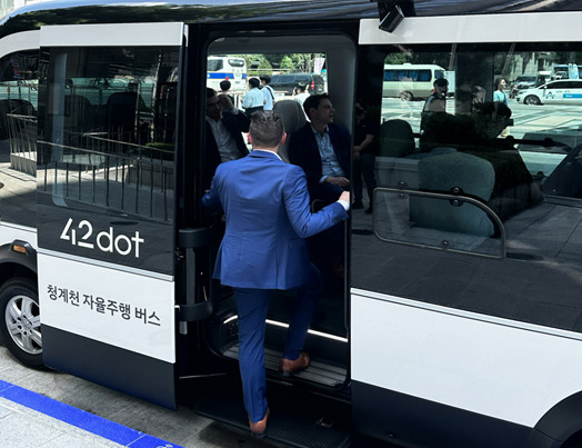 청계천 주변을 달리는 자율주행버스에 외국인 이용객이 탑승하고 있는 모습. [서울시 제공]