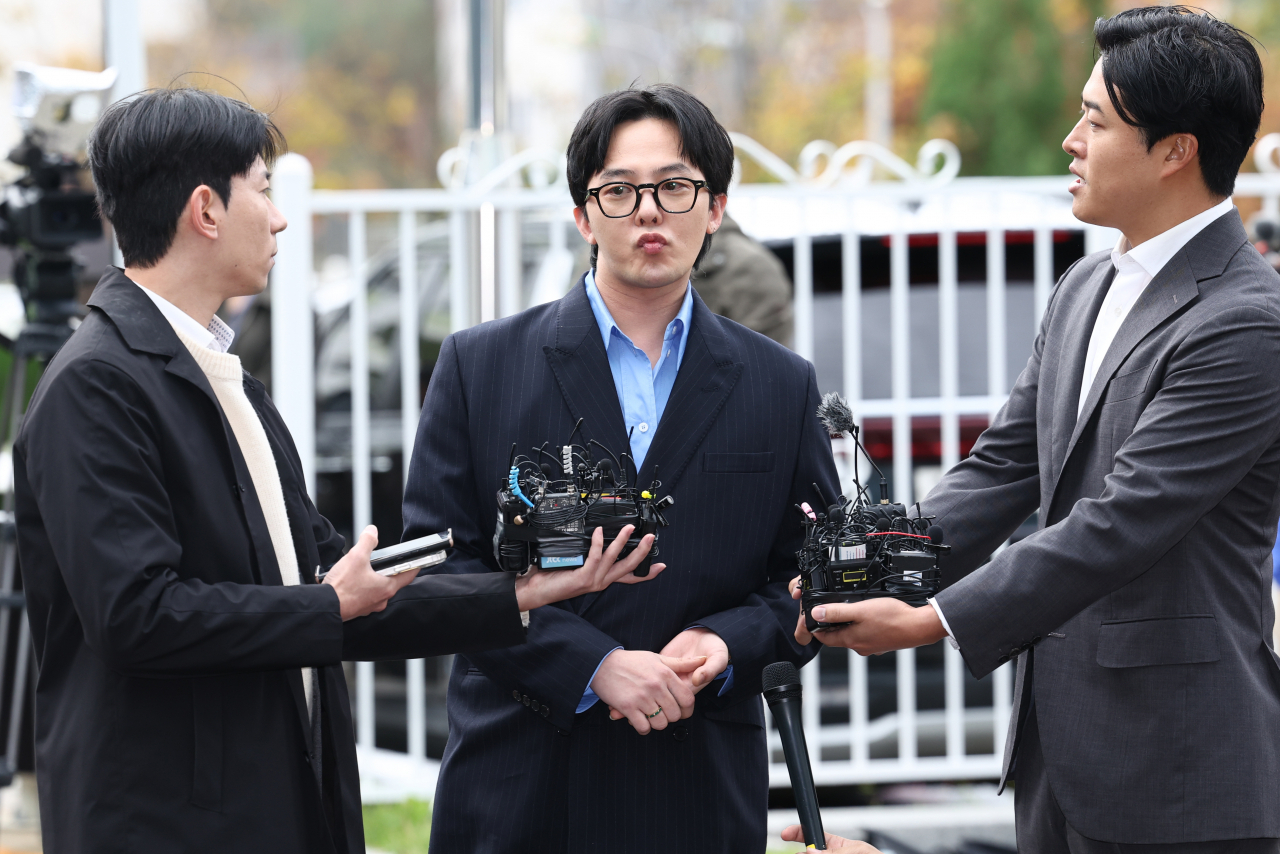 마약 투약 혐의를 받는 가수 지드래곤(권지용)이 6일 오후 인천 논현경찰서로 출석하며 취재진 질문에 답하고 있다. [연합]