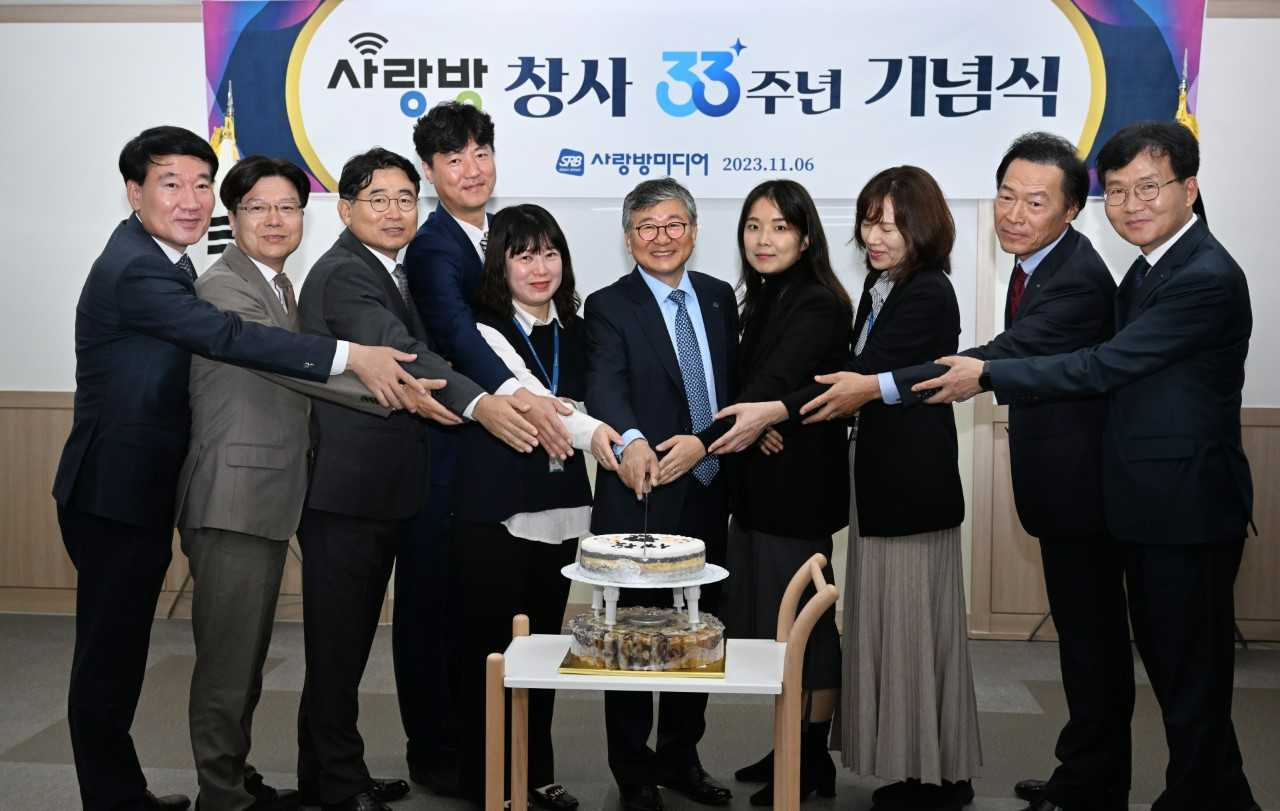 사랑방미디어는 6일 광주 북구 중흥동 SRB빌딩에서 창사 33주년 기념식 및 ‘사랑의 공부방 만들기’ 기부금 전달식을 가졌다고 밝혔다.